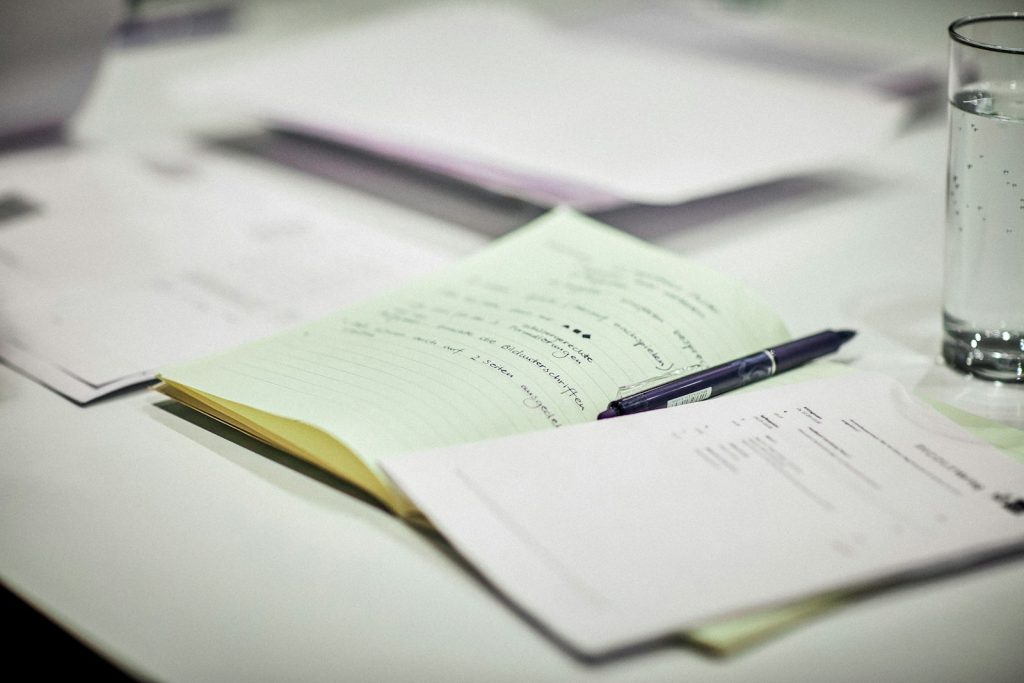 Notizbuch und Dokumente auf einem Schreibtisch