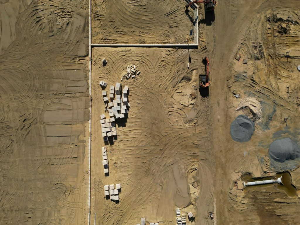 Vue aérienne d'un chantier avec des travaux de terrassement
